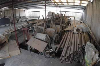 居民樓屋頂變身建材倉庫，安全隱患亟待重視